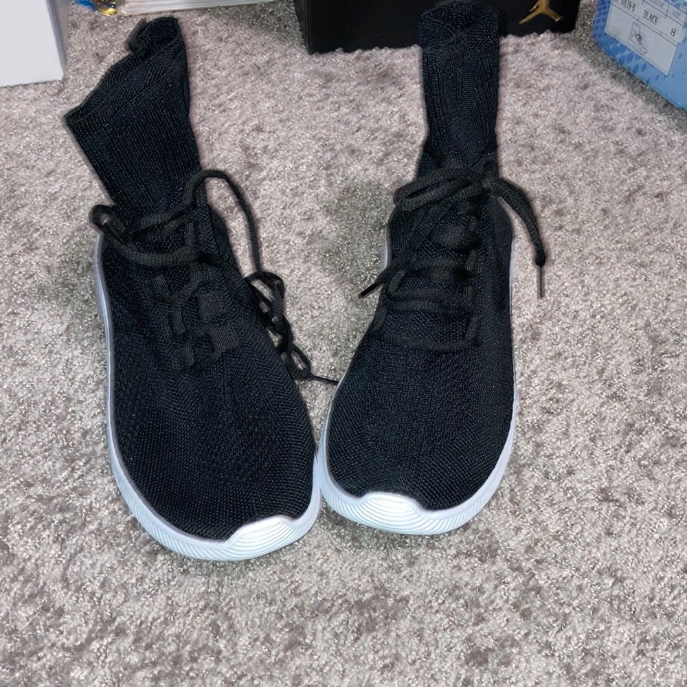 Woman sneakers size 8 brand new never worn